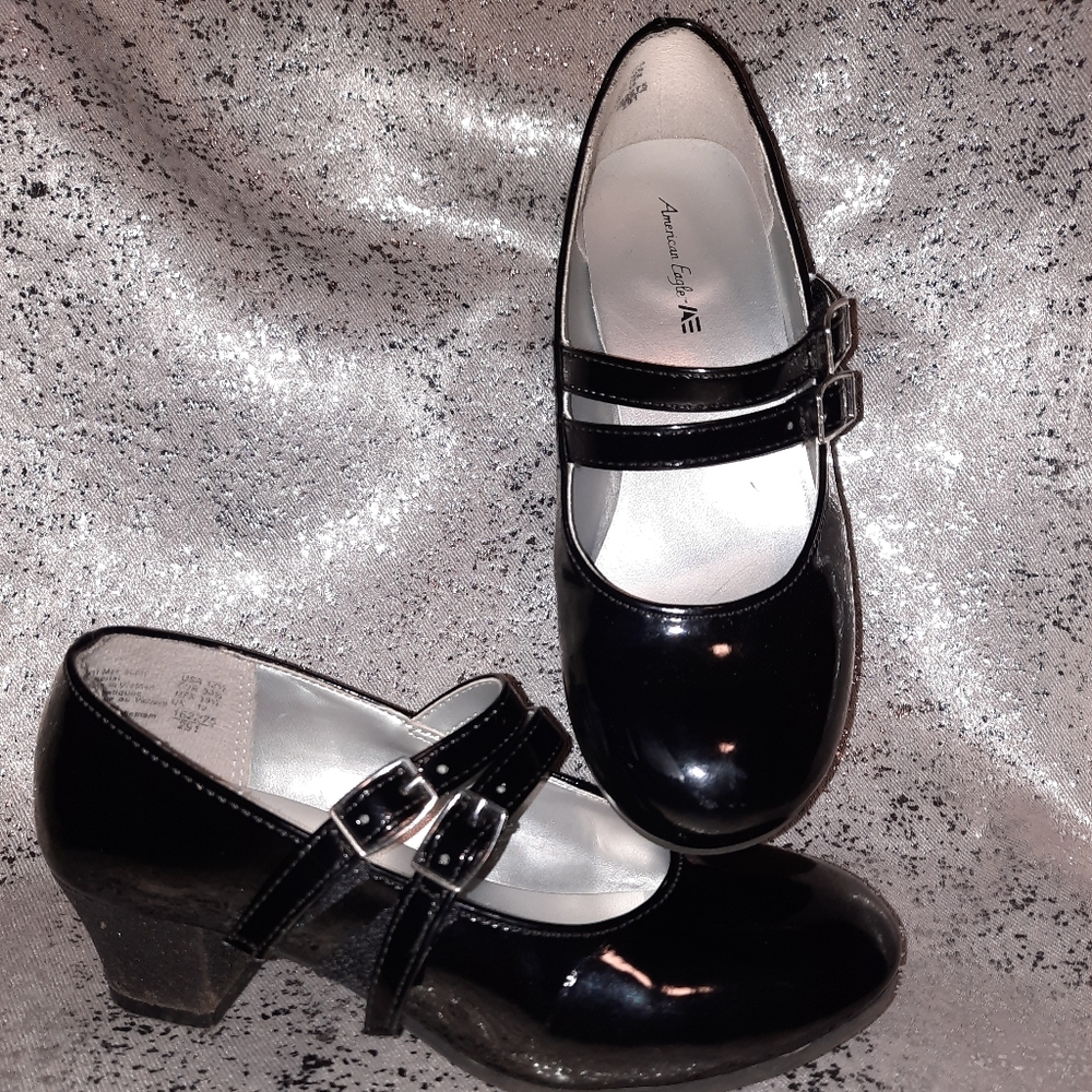 Girls black shoes small hill